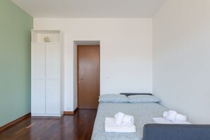 2 habitaciones y tabla de planchar con plancha 