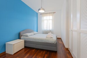 2 habitaciones y tabla de planchar con plancha 