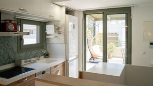 Coffee/tea maker, fridge, microwave, oven