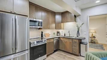 Micro-ondes, four, plaque de cuisson, lave-vaisselle