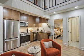 Microwave, oven, stovetop, dishwasher - Bohemian Luxury-Downtown Jackson: Chic, industrial lofts in heart of the city! (Jackson)