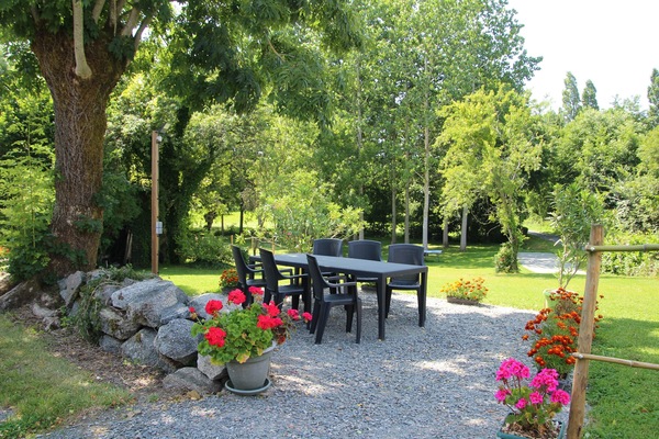 Terrasse fleurie avec salon de jardin
