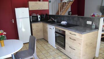 Frigorífico, microondas, horno y placa de cocina