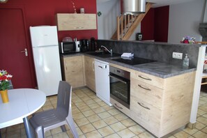 Een koelkast, een magnetron, een oven, een kookplaat