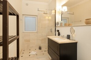 Dusche, Handtücher, Shampoo, Toilettenpapier