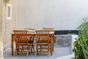 Outdoor dining - Modern apartment with private outdoor space (Trieste)