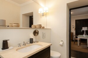 Shower, towels, shampoo, toilet paper - Modern apartment with private outdoor space (Trieste)