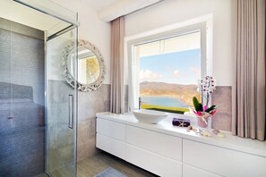 Dusche, Haartrockner, Bidet, Handtücher