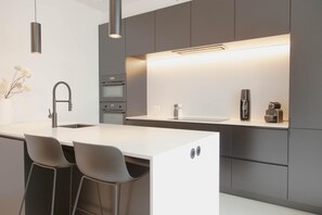 Fridge, oven, stovetop, dishwasher