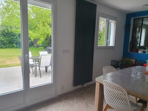 Dining - Quiet house in the Yvelines. Chevreuse Valley. (Le Mesnil-Saint-Denis)