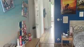 3 slaapkamers, een strijkplank/strijkijzer, gratis wifi, beddengoed