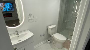 Regadera, toallas, papel de baño