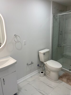 Douche, serviettes fournies, papier de toilette