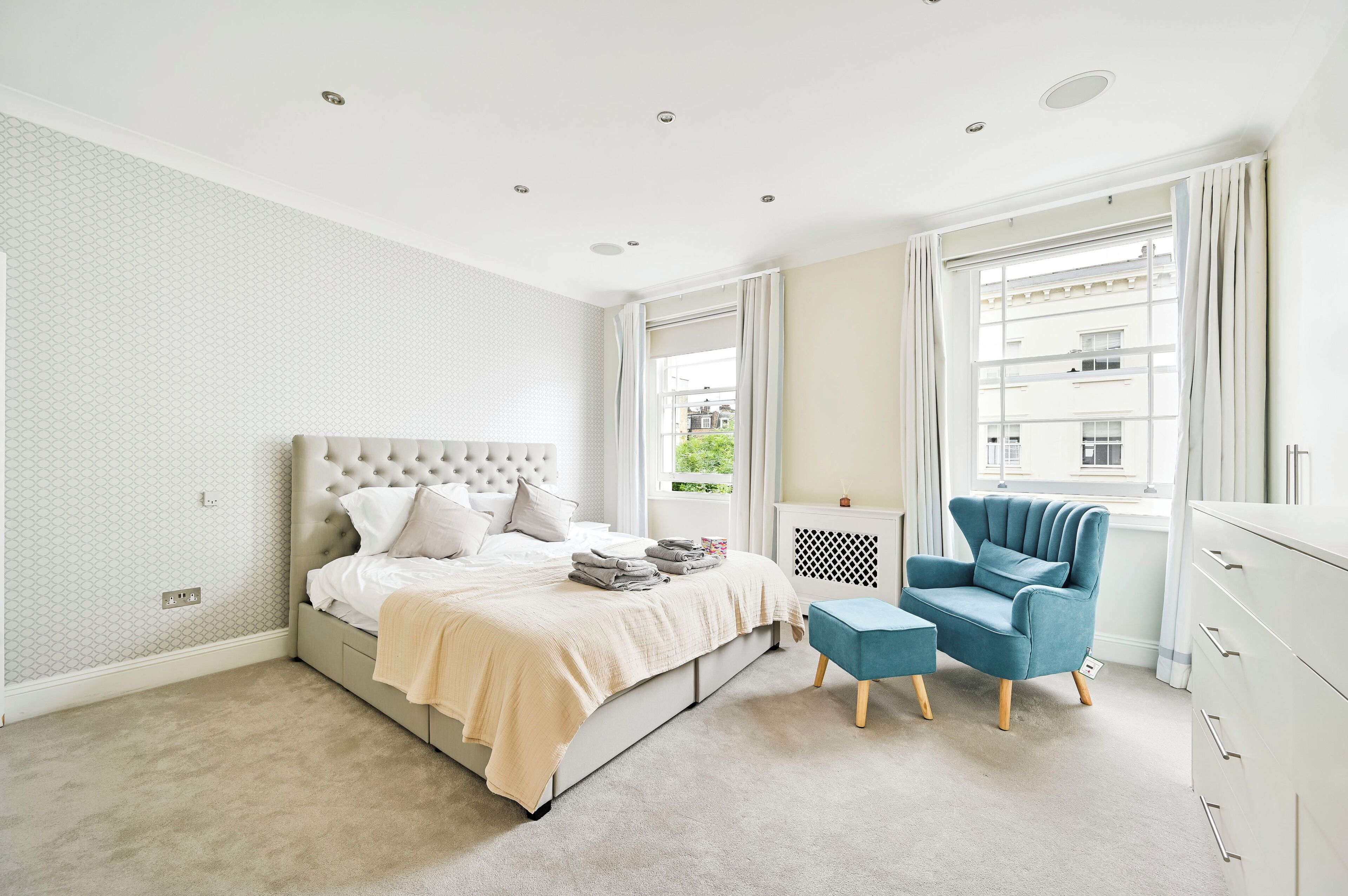 4 habitaciones, tabla de planchar con plancha, wifi y ropa de cama 