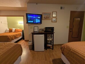 1 bedroom, travel crib, free WiFi - Hopi Room #2                                 . (Williams)