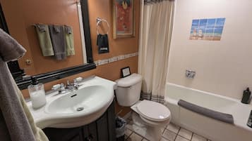 Haartrockner, Handtücher, Seife, Shampoo