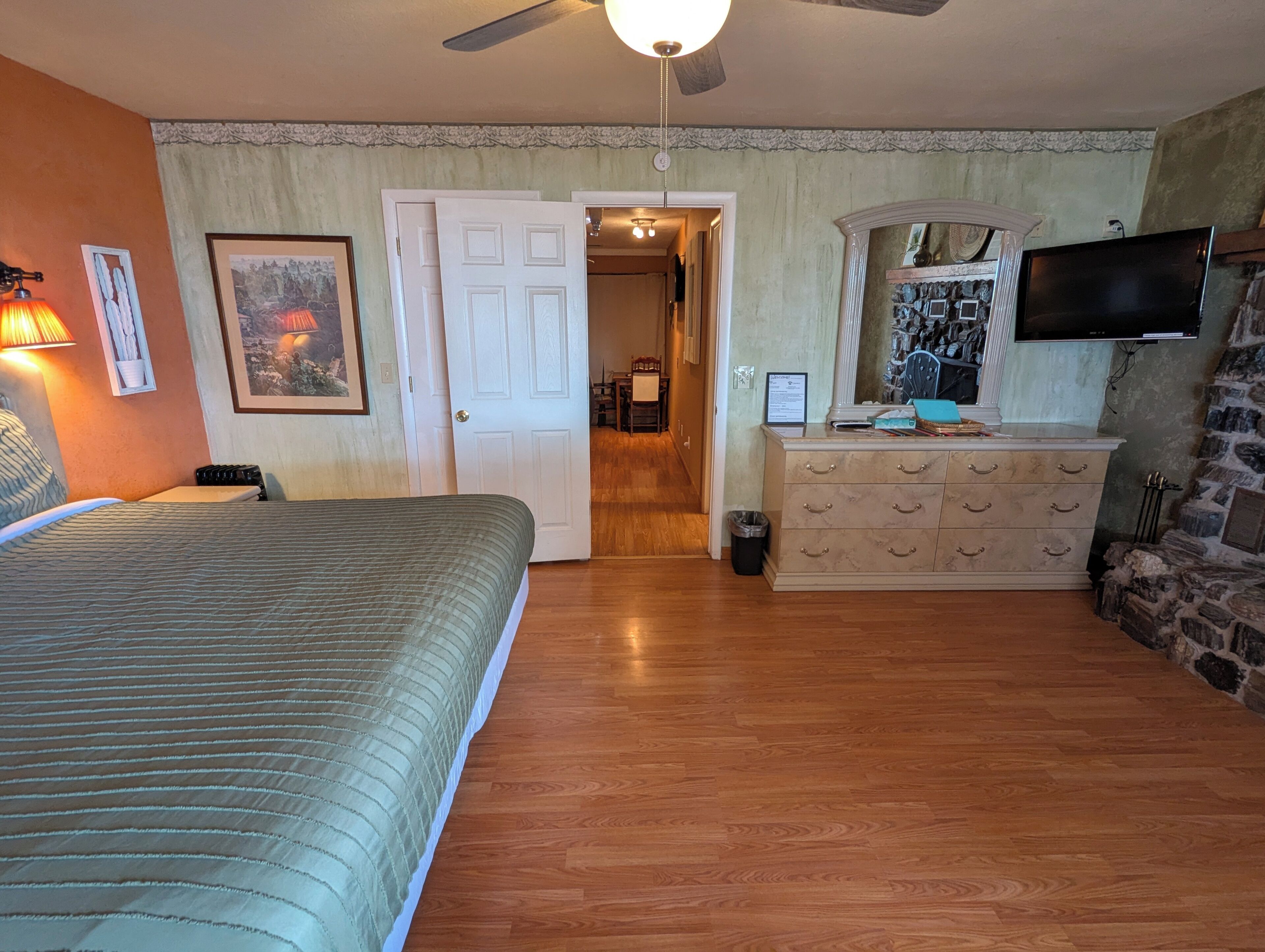 2 bedrooms, travel cot, free WiFi, bed sheets