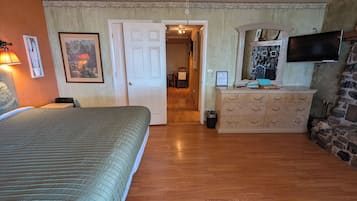 2 bedrooms, travel cot, free WiFi, bed sheets