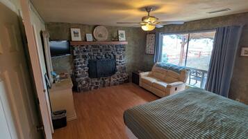 2 bedrooms, travel cot, free WiFi, bed sheets