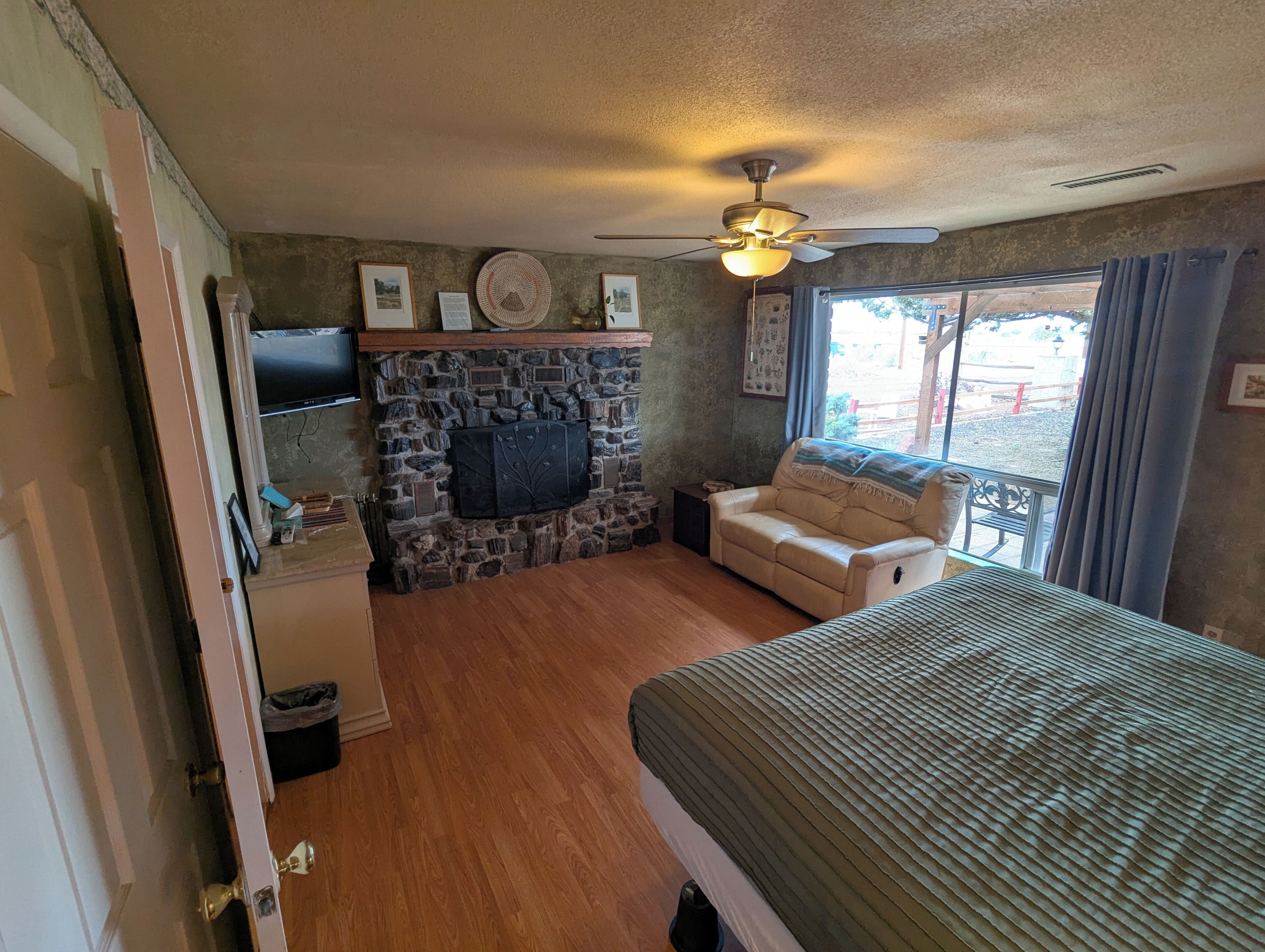 2 bedrooms, travel cot, free WiFi, bed sheets