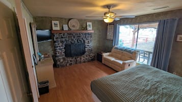 2 bedrooms, travel cot, free WiFi, bed sheets