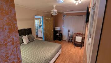 2 bedrooms, travel crib, free WiFi, bed sheets