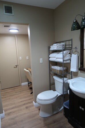 Dusj, hårføner, håndklær og såpe