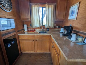 Fridge, microwave, oven, stovetop - The Shack #4                . (Williams)