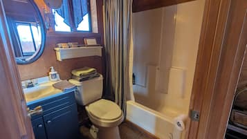 Haartrockner, Handtücher, Seife, Shampoo