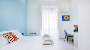 A hotel room with a bed, a desk, and a chair. - Urban Base Garibaldi by NapoliApartments (Naples)