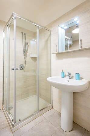 Shower, hair dryer, bidet, towels - Urban Base Garibaldi by NapoliApartments (Naples)