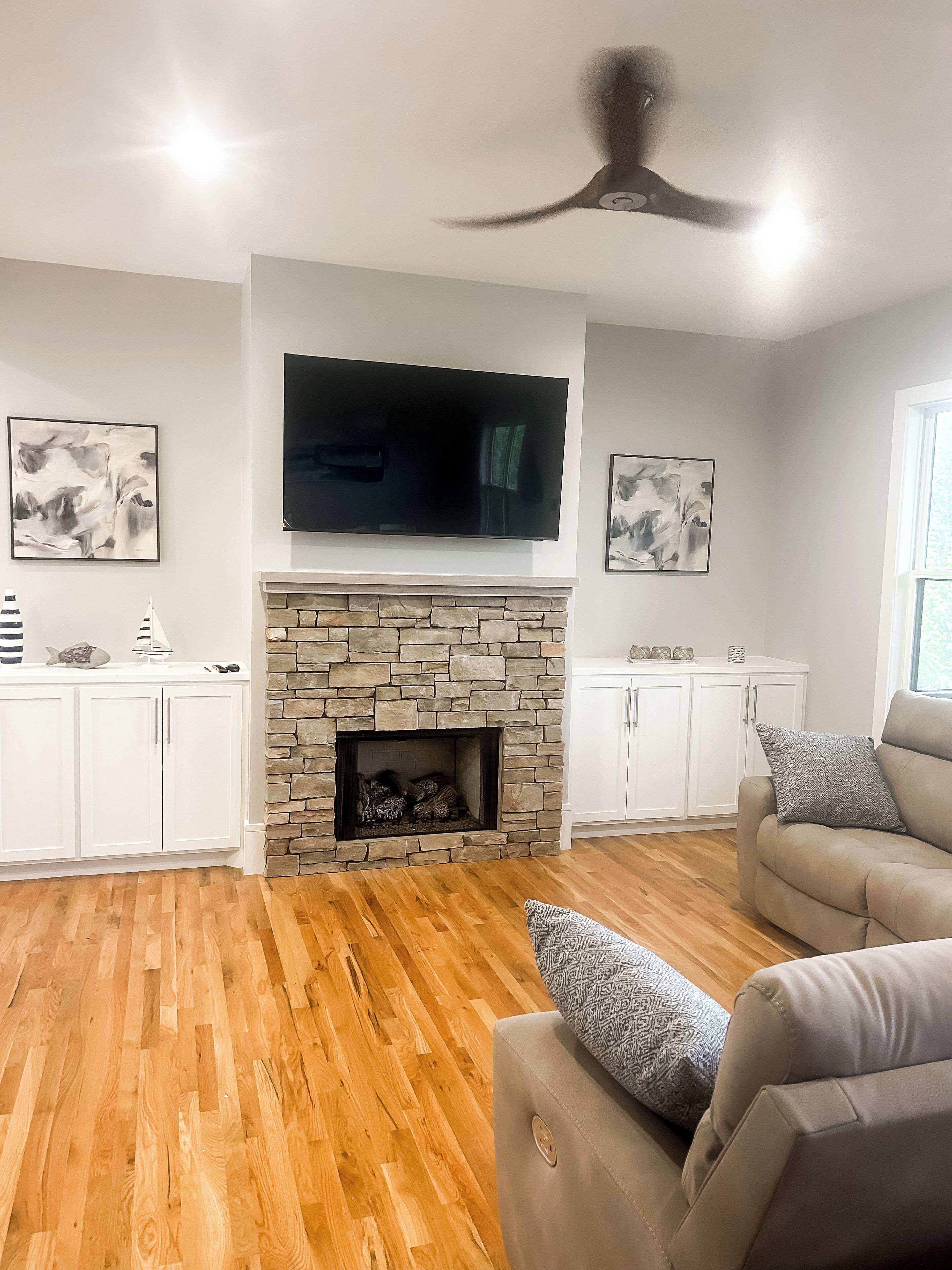 TV connectée, cheminée, table de tennis de table