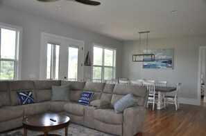 Smart-TV, Kamin, Tischtennisplatte