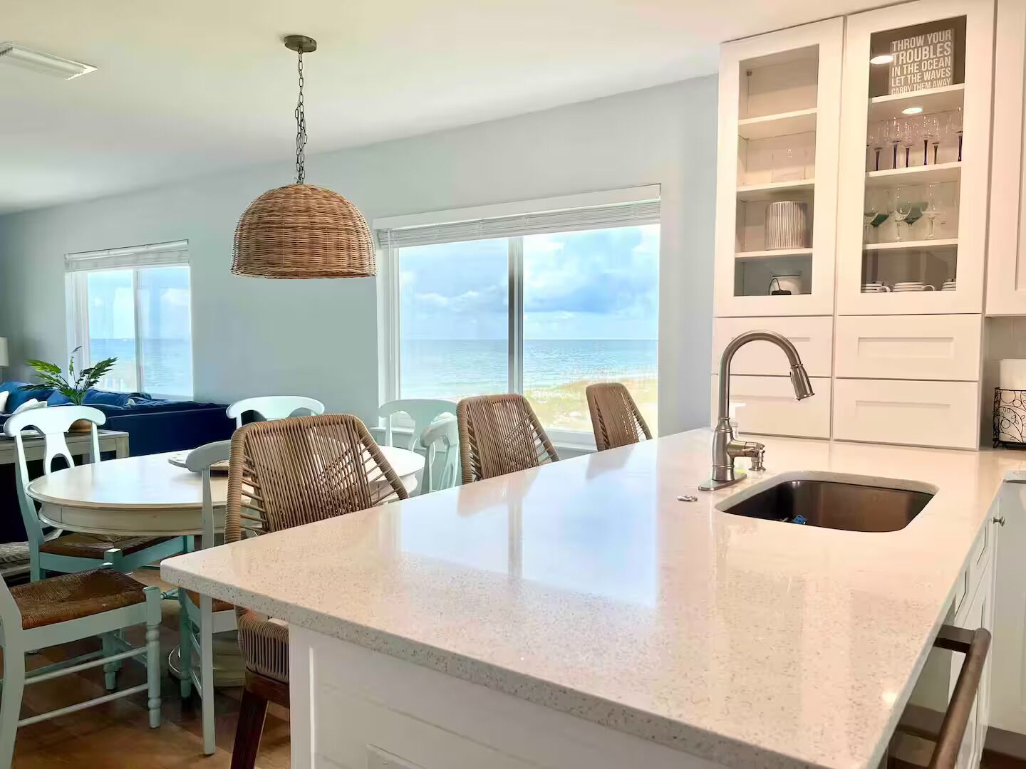 Réfrigérateur, micro-ondes, plaque de cuisson