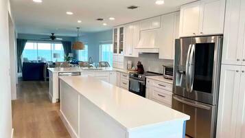 Réfrigérateur, micro-ondes, plaque de cuisson