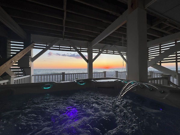 Outdoor spa tub - Sunset Beach Cottage North (Englewood)