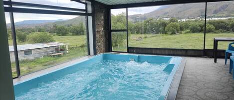 13 sisäuima-allasta