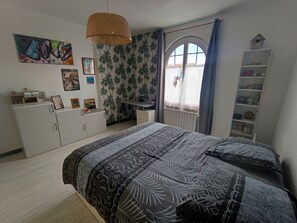 4 bedrooms, iron/ironing board, WiFi, bed sheets