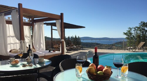 Villa with Pool and Stunning Sea View