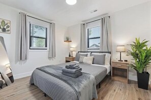 2 bedrooms, desk, WiFi, bed sheets