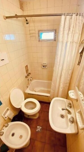 Serviettes fournies, papier toilette