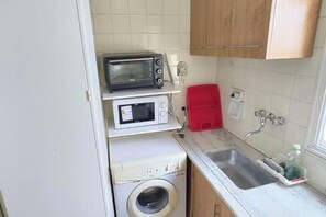 Réfrigérateur, micro-ondes, plaque de cuisson, grille-pain