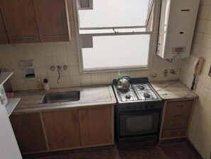 Réfrigérateur, micro-ondes, plaque de cuisson, grille-pain