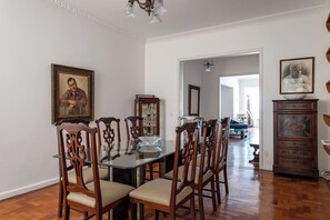 Deluxe Apartment, Beach View | Dining room