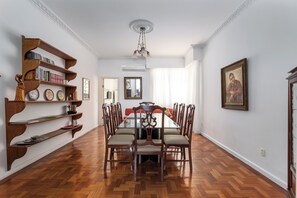 Deluxe Apartment, Beach View | Dining room