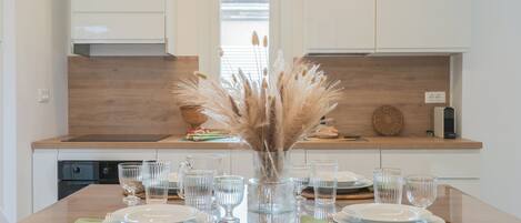 Fridge, oven, stovetop, dishwasher