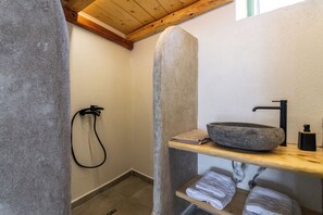 Douche, séchoir à cheveux, serviettes fournies, savon