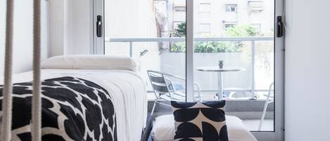 Apartamento, 1 habitación, balcón, vistas a la ciudad | Ropa de cama de alta calidad y edredones de plumas