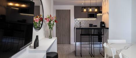 Departamento, 1 habitación, balcón, vista a la ciudad | Área de sala de estar | Smart TV, Netflix, servicios de streaming y oficina