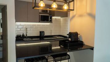 Departamento, 1 habitación, balcón, vista a la ciudad | Cocina privada | Refrigerador con congelador, microondas, horno y parrilla de estufa